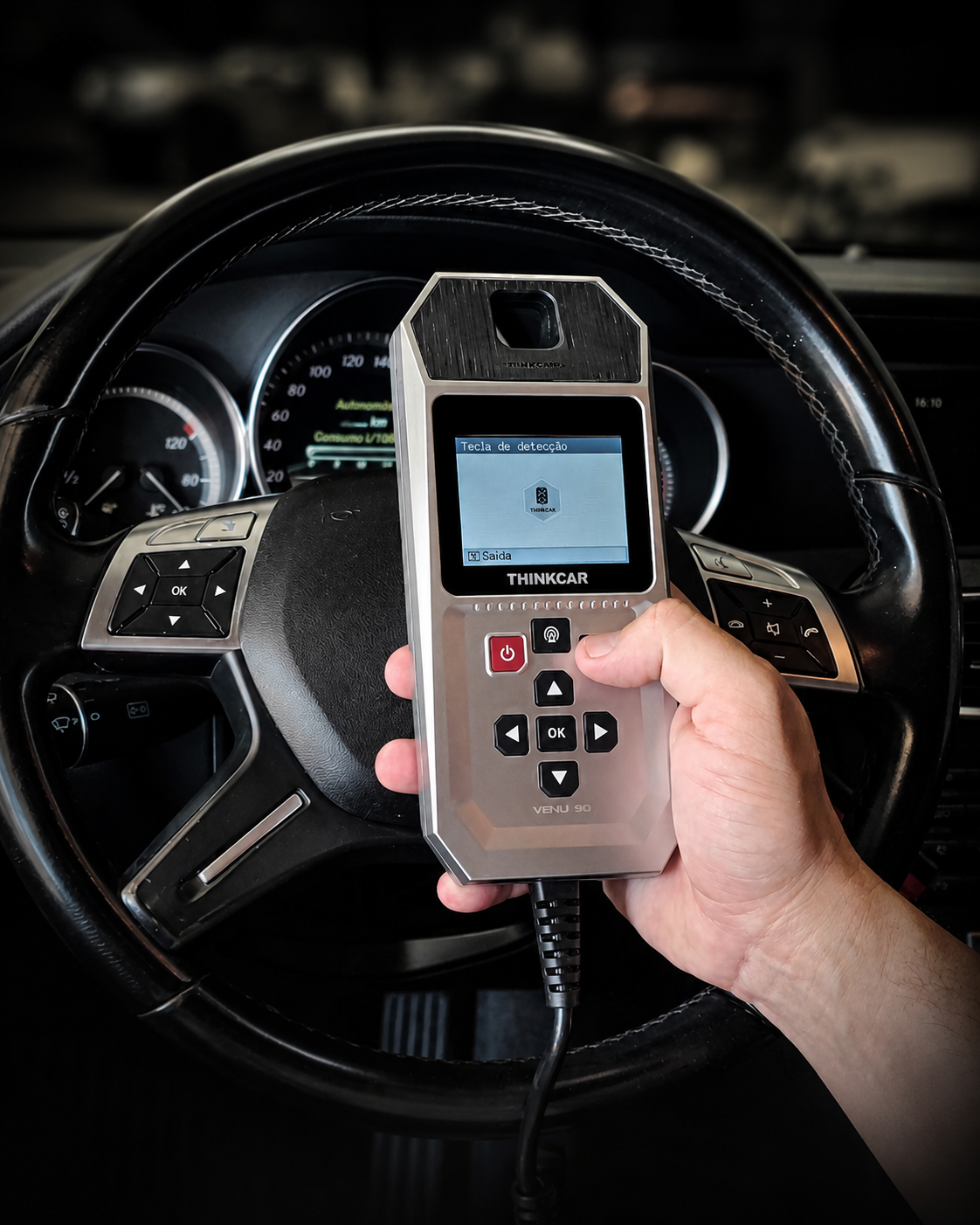Scanner TPMS VENU 90 em uso no volante de veículo